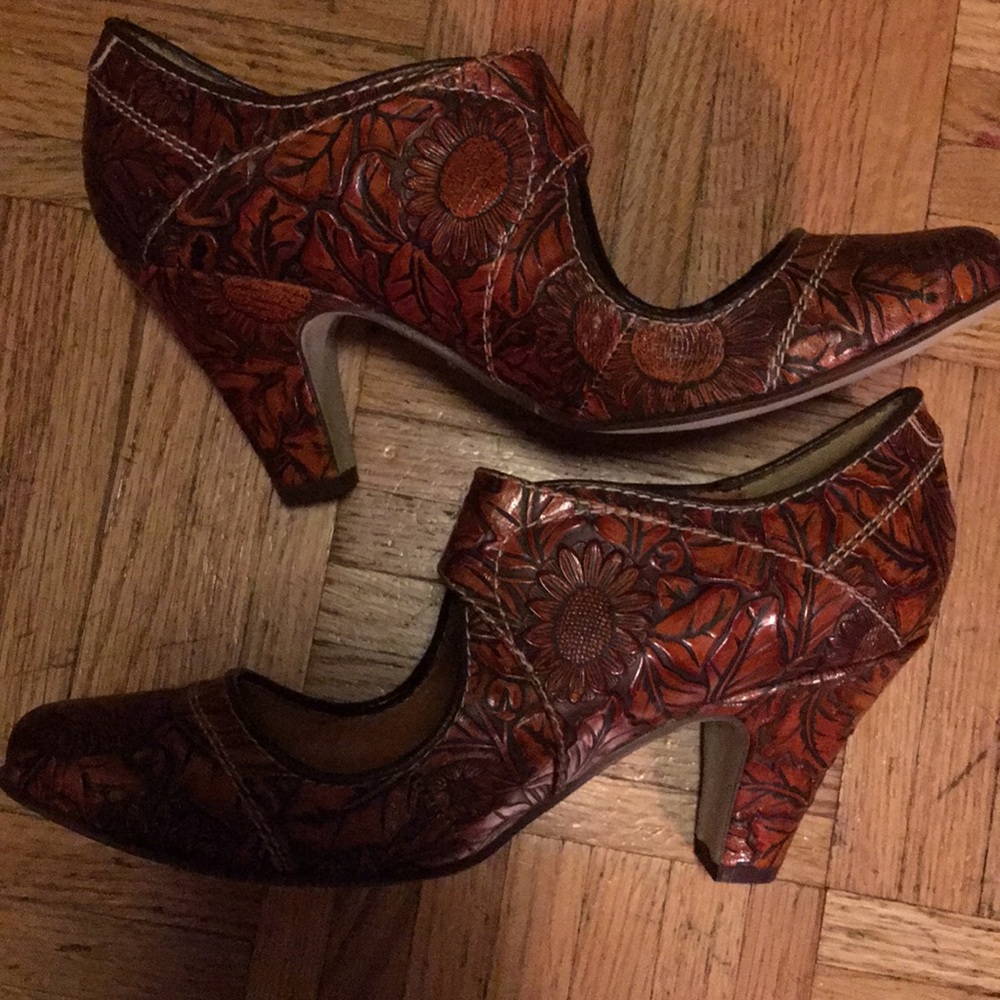 Shoes - Picture 2 of 3